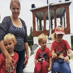 Tarja van Veldhoven is a mom of three trilingual children. In her words: During a family vacation to Finland, our two-year-old daughter spent time playing interpreter for her Finnish grandparents and her Dutch father. Now at age nine, she is trilingual. She speaks Dutch, Finnish and English.